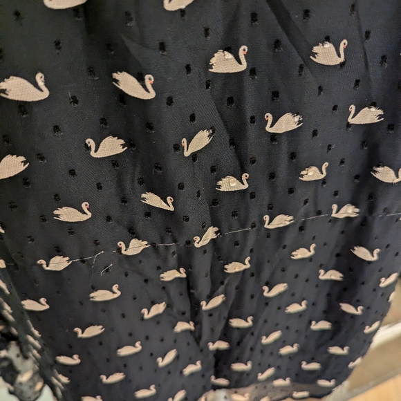 RSVP By Talbots Wmns Medium Black Sheer Blouse Swan Print Ruffle Sleeve FLAW 134 - Picture 5 of 7